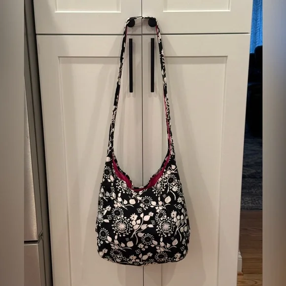 NWOT Thirty-One Vibrant Pink Tote/ Black Floral Crossbody Hobo REVERSIBLE Bag - Picture 1 of 11